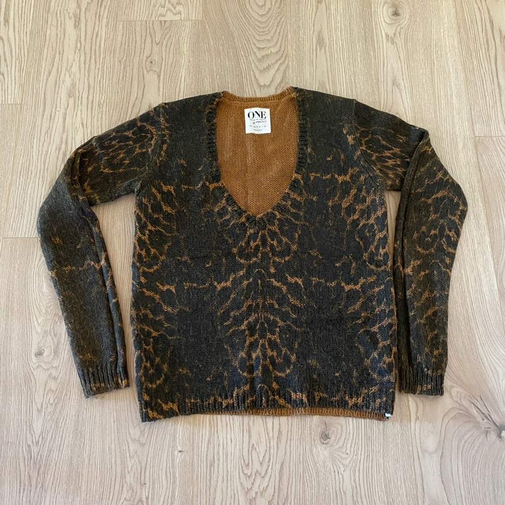 One Teaspoon Leopard Print V-Neck Sweater